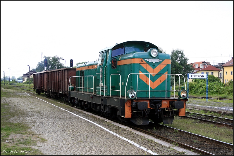 PKP SM42 542 rangiert 2 Gterwagen am oberen Bahnsteig (Kostrzyn, 06.08.2009)