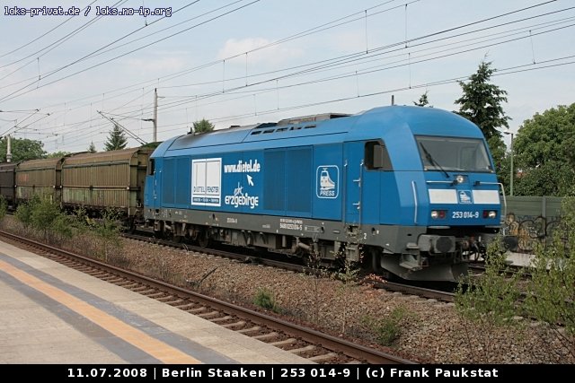 PRESS 253 014-9 / 223 051 fuhr mit unbekannten Wagen durch Staaken (NVR-Nummer: 92 80 1223 051-4 D-PRESS, gesehen Berlin Staaken 11.07.2008).