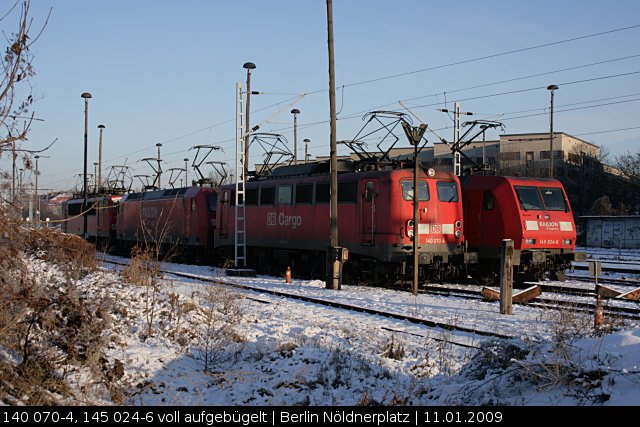 Railion 140 070-4 und DB 145 024-6 schtzen sich vor dem Frost (Berlin Nldnerplatz, 11.01.2009).