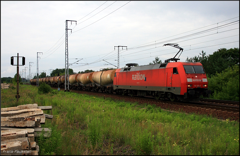 Railion 152 071-7 mit unbekannten Kesselwagen (DB Schenker Rail Deutschland AG, gesichtet Berlin Wuhlheide 29.06.2009)