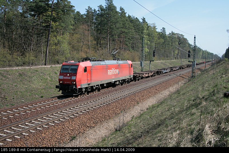 Railion 185 189-8 mit Containerzug nach Berlin (NVR-Nummer: 91 80 6185 189-8 D-DB, DB Schenker Rail Deutschland AG, gesichtet Grünheide Fangschleuse 14.04.2009)