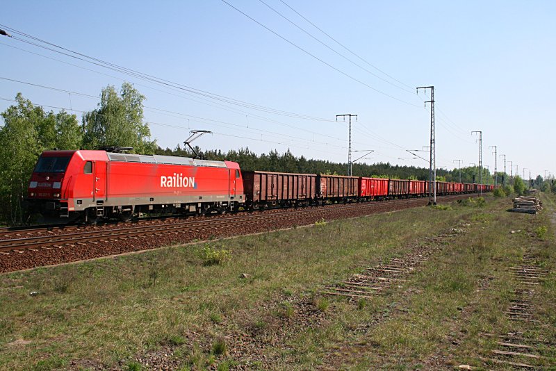 Railion 185 237-5 mit Eaos-x-Zug (DB Schenker Rail Deutschland AG, gesichtet Berlin Wuhlheide 25.04.2009).
