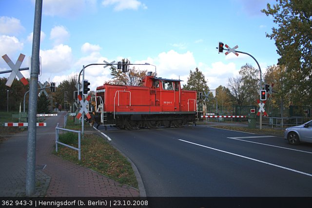 Railion 362 943-3 holt auf einem Industriegleis die nächste Leistung ab (Hennigsdorf, 23.10.2008).