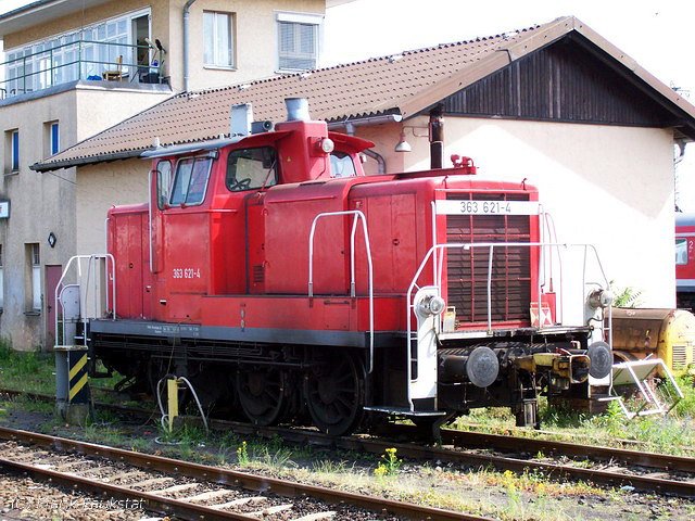 Railion 363 621-4 (ohne Logo oder Beschriftung) ist eine häufig anzutreffende Rangierlok (Hanau, 12.01.2005)