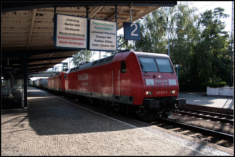 RAILION Logistics 145 011-3 mit 145 021-2 kalt dahinter fährt mit Containertragwagen durch den Bahnhof zum Rbf (Falkenberg/Elster 19.09.2009)