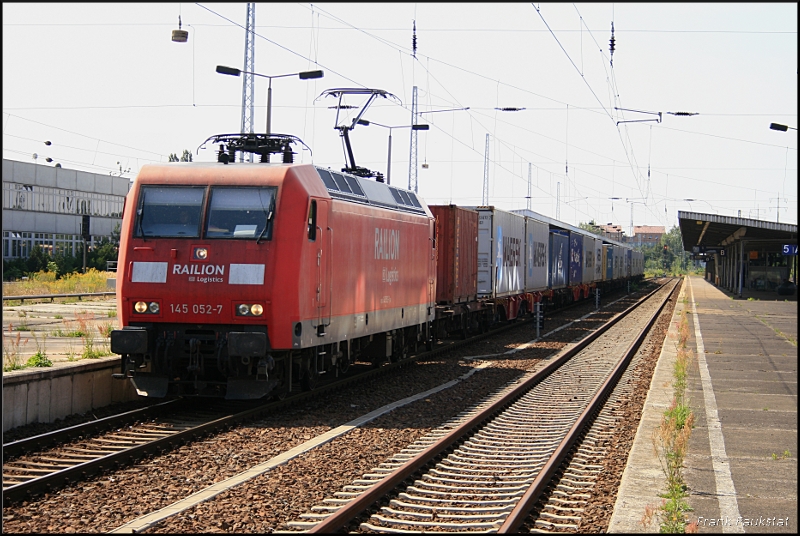 RAILION Logistics 145 052-7 mit kurzem Containerzug Richtung Grnauer Kreuz (Berlin Schnefeld, 15.08.2009)