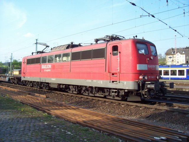 RAILION Logistics 151 043-7 mit Containerzug (Bebra, 24.04.2007).
