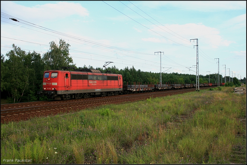 RAILION Logistics 151 130-2 mit Samms-Wagen und Stahlplatten Richtung Biesdorfer Kreuz (Berlin Wuhlheide, 21.07.2009)