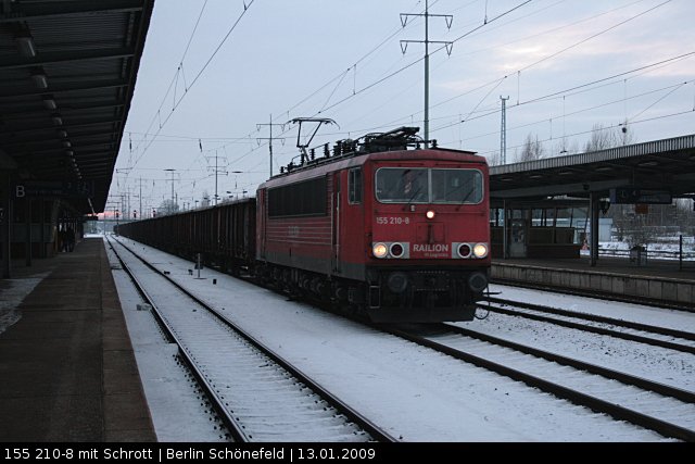 RAILION Logistics 155 210-8 mit Eaos-Wagen am Abend (Berlin Schnefeld, 13.01.2009)
<br><br>
Update: 2015 in Senftenberg z; 2015 berfhrt nach Rostock-Seehafen; 24.08.2015 in Opladen verschrottet