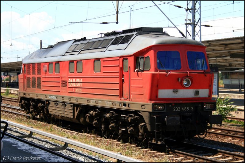 RAILION Logistics 232 485-3 Lz wartet auf das Ausfahrsignal (ex 132 485-4; Doppeltraktionsfähig, Railion DB Logistics, gesichtet Berlin Lichtenberg 20.06.2009)