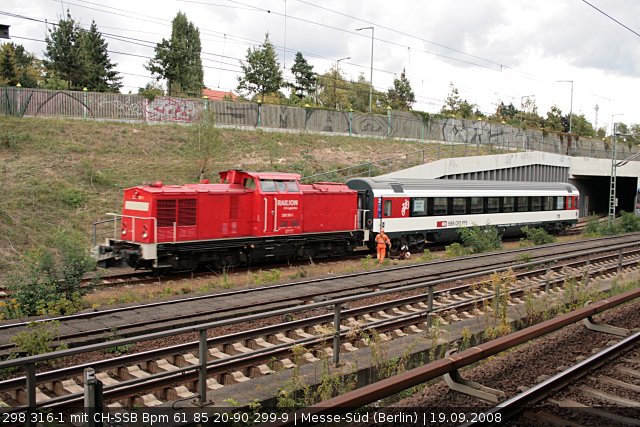 RAILION Logistics 298 316-1 schiebt einen SBB-Personenwagen zum Messegelnde (Berlin Messe-Sd, 19.09.2008)