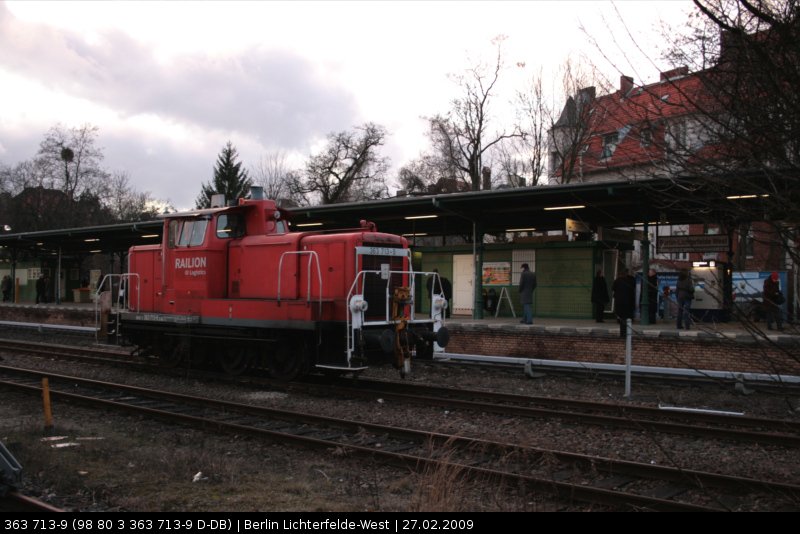 RAILION Logistics 363 713-9 steht als Rangierlok bereit die Mega-Combi-Züge zusammen zu stellen (Berlin Lichterfelde-West, 27.02.2009).