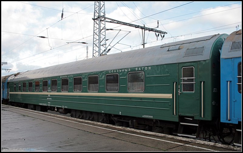 RZD 522070-80434-2 WLABm in der grnen Lackierung mit ockerfarbenen Band ist ein Schlafwagen (Berlin Lichtenberg 12.10.2009)