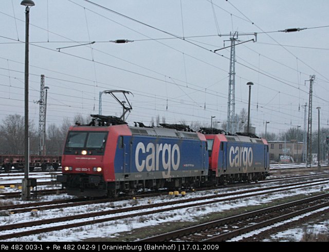SBB Cargo Re 482 003-1 und Re 482 042-9 (Oranienburg, 17.01.2009).