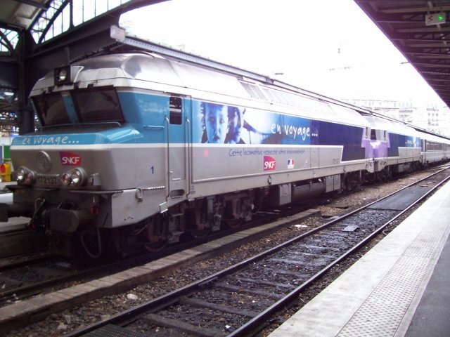 SNCF 172166 in der neuen  en voyage -Lackierung trägt noch sichtbar, wenn auch überlackiert, das alte runde SNCF-Logo an der Front (Paris-Est, 24.11.2006).