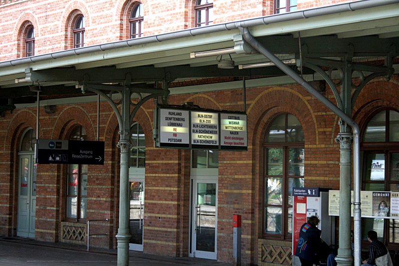 So einfach knnen Zugrichtungsanzeiger auf den Bahnsteigen sein (Knigs Wusterhausen, 14.05.2009).