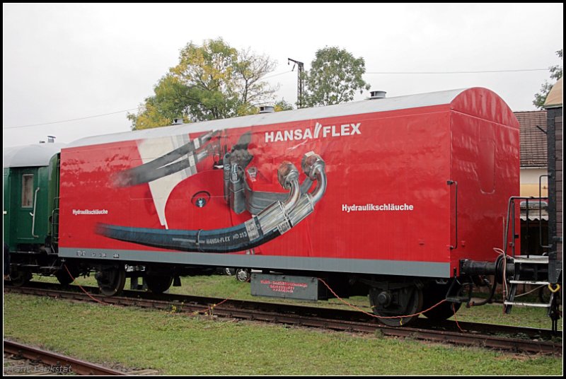 TEV 2 trägt die Werbung  Hansa-Flex , da die Firma den Aufbau des ehemaligen Wohnwagen der Tiefbaumeisterei Neustrelitz ermöglicht hat. Vom Verein wird der Wagen als Begleitwagen genutzt (Eisenbahnfest des TEV zum Weimarer Zwiebelmarkt, Weimar 10.10.2009)