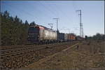 pkpc/607018/pkp-cargo-eu46-514--193-514-fuhr PKP Cargo EU46-514 / 193-514 fuhr leider aus dem Gegenlicht kommend mit einem Container-Zug am 06.04.2018 durch die Berliner Wuhlheide