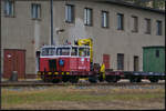 An einem Dienstgebäude des Bahnhofs stand MUV-69 648 mit zwei Anhängewagen abgestellt. Diese Fahrzeuge werden mit unterschiedlicher Ausstattung als Arbeitsfahrzeuge eingesetzt, Mladá Boleslav, 22.05.2022 (SZDC 99 54 9628 441-6)
