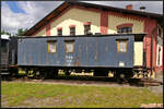 Dieser Plattformwagen wurde bei Ringhoffer Praha im Jahr 1899 gebaut. Bei der ČSD erhielt er die Nummer 94 555 und wurde als Bahndienstwagen eingesetzt. Im Eisenbahnmuseeum Jaroměř stand er an der Drehscheibe neben dem Lokschuppen.

Jaroměř, 21.05.2022

