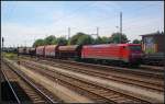 br-189/280669/db-189-055-mit-einem-gemischten DB 189 055 mit einem gemischten Güterzug am 16.07.2013 in Magdeburg