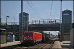 DB Cargo 189 061-5 kam mit dem  LKW Walter -Zug am 11.05.2017 durch den Bahnhof Berlin-Hohenschnhausen gefahren