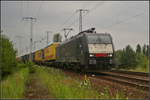 Bei schlechtem Wetter fuhr TX Logistik ES 64 F4-024 / 189 924-4 mit einem KLV-Zug durch die Berliner Wuhlheide