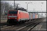 DB 189 012-8 aus dem Gegenlicht mit Container (NVR-Nummer: 91 80 6189 012-8 D-DB, DB Schenker Rail Deutschland AG, gesehen Wustermark-Priort 25.03.2010)