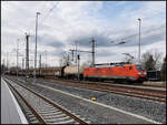 br-189/807540/mit-einem-gemischten-gueterzug-kam-db Mit einem gemischten Güterzug kam DB Cargo 189 057 bei bedecktem Himmel durch Leipzig-Thekla, 21.03.2023 (91 80 6189 057-3 D-DB)
