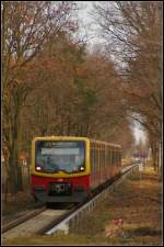 DB 481 453 kommt am 17.02.2014 als S25 Hennigsdorf in den Bahnhof Berlin Eichborndamm eingefahren