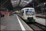 regio-shuttle/863664/der-rs1-vt-307-650-246 Der RS1 VT 307 (650 246) der Erfurter Bahn steht als Führungsfahrzeug am Bahnsteig 8. Bestehend aus jeweils zwei RS1 geht VT 307 als RB13 / 81017 nach Hof Hbf und die beiden hinteren als RB22 / 80842 nach Saalfeld. In Weida werden die Züge dann getrennt (Leipzig Hbf, 11.02.2024, NVR-Nummer 95 80 0650 246-1 D-EIB)