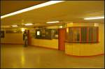 Im Zwischenstockwerk des S-Bahnhofs Nordbahnhof befindet sich eine kleine Ausstellung mit Bildern zur Berliner Mauer. Bereits hier kann man die elfenbeinfarbenen Fliesen und sich rot absetzende Tren und Rahmen erkennen. Die Farbgebung setzt sich auf den Bahnsteigen fort.