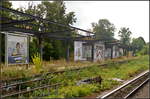 Bahnsteig B des Bahnhofs Berlin-Zehlendorf mit Blickrichtung Süden. Hier hielten die sogenannten 'Bankierszüge' und der Fernverkehr. Der Bahnsteig wurde 1980 geschlossen und dient heute nur noch als Stellfläche für Werbetafeln