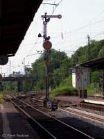 Formsignale sind noch alltglich im Bahnhof (Hanau, 12.01.2005)
