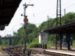 Eisenbahnromantik im Bahnhof mit Formsignalen. Hinten rechts das Stellwerk aus neuerer Zeit (Hanau, 12.01.2005)