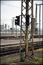 leipzig-hbf/863538/zwischen-zwei-bahnsteigen-fand-sich-dieses Zwischen zwei Bahnsteigen fand sich dieses alte Bremsprobensignal mit manueller Bedienung unten über Druckknöpfe (Leipzig HBf, 11.02.2024)