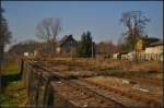 Blick ber den altersschwachen Zaun auf das nrdliche Gleisvorfeld des Bahnhof Velten (Mark) am 10.03.2014