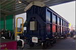 Schmal sieht der vierachsige Güterwagen mit öffnungsfähigen Dach der Gattung Tamns aus und doch entspricht der Wagen dem Lichtraumprofil G1.