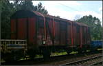 Eingereiht in einen Zug ausgemusterter Güterwagen war dieser gedeckte zweiachsige Gbs der mit Spanngurten zusammengehalten wurde.