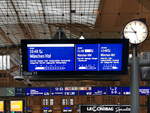 Nicht überall finden sich diese LCD-Zugfahrtanzeigen in den Bahnhöfen. Als Beispiel hier der Zugfahrtanzeiger von Gleis 11 mit dem ICE597 nach München Hbf, Leipzig Hauptbahnhof, 20.03.2023


