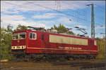155 016-9 der Cargo Logistik Rail-Service GmbH (CLR) fuhr am 08.09.2018 als Lokzug auf die Verbindungskurve nach Magdeburg-Eichenweiler. Gebaut wurde die Lok 1977 in Hennigsdorf b. Berlin mit der Nummer 14776 und wurde von der DR als 250 016-3 in Betrieb genommen. 1992 wurde sie in 155 016-9 umnummeriert und blieb bis zu ihrer Abstellung im Jahr 2016 bei der DB im Güterverkehr. 2017 wurde sie dann in Bordeauxrot umlackiert und erhielt eine neue Untersuchung.