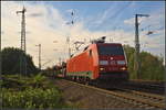 DB Cargo 152 120-2 fuhr mit Autotransportwagen der Gattung Laaeks des firmeneigenen Unternehmen DB Schenker ATG am 08.09.2018 am Abzweig Magdeburg-Eichenweiler vorbei.