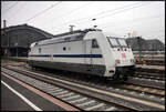 db-fern/863537/db-fernverkehr-101-057-bahn-fuer DB Fernverkehr 101 057 'Bahn für Europa' stand abgebügelt auf dem Stumpfgleis 21a vor den Hallen des Leipziger Hauptbahnhofs (11.02.2024 [91 80 6101 057-8 D-DB])