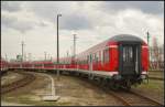 In Cottbus standen am 18.04.2013 auf den Auengleisen des Betriebswerks eine Reihe von Bn-Wagen von DB Regio abgestellt (fotografiert von Weg)
