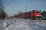Bei schönstem Winterwetter durcheilt DB Schenker 155 178-8 mit ihrem Erzzug am 18.12.2010 die Berliner Wuhlheide.