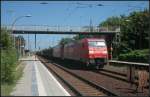 DB Schenker 152 040-2 ist mit einer Schwesterlok und einem Seitenschiebewandwagenzug Richtung Potsdam unterwegs (gesehen Wustermark Priort 16.07.2011)