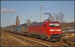 DB Schenker 152 036-0 kommt am 03.03.2013 mit dem  LKW Walter -Zug durch Berlin-Karow