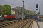 db-schenker/334879/db-schenker-180-015-0-mit-einem DB Schenker 180 015-0 mit einem KLV am 12.04.2014 bei der Durchfahrt Dresden Hauptbahnhof