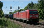 DB Schenker 185 265-6 kommt mit einer Schwesterlok und gemischtem Güterzug aus dem Gegenlicht (gesehen Nuthetal-Saarmund 16.06.2010)