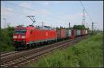 DB Schenker 185 051-0 und einem Containerzug (gesehen Lehrte-Ahlten b. Hannover 24.06.2010)